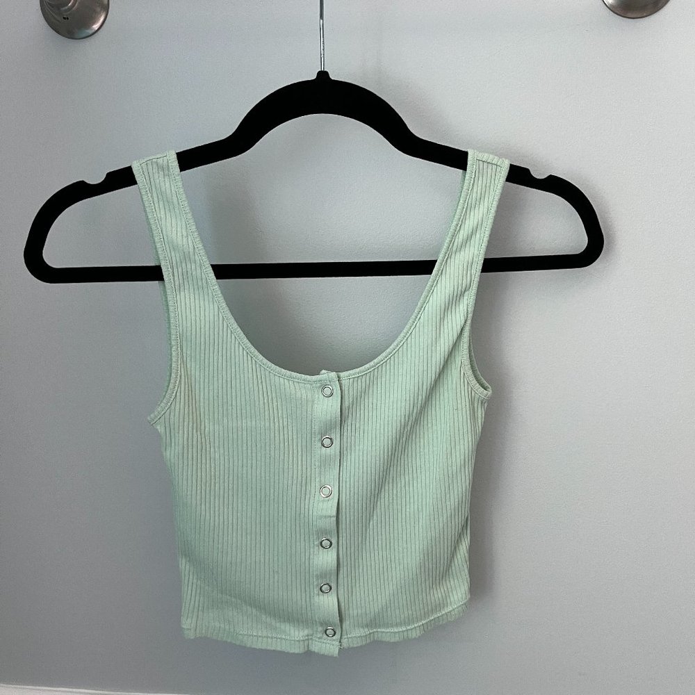 mint green tank top💚